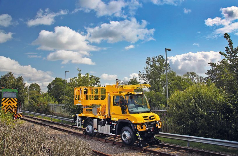 Unimog U 423 - 2-Wege-Fahrzeug mit Hubarbeitsbühne<br>IMAGE SOURCE: Daimler Truck AG