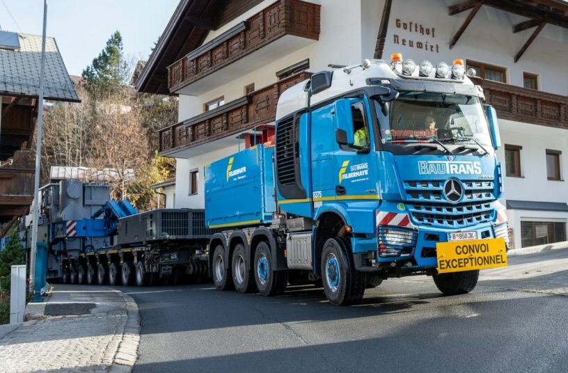Mitten durchs Bergdorf: Der 55 m Gesamtzug muss herausfordernde Passagen bewältigen.<br>BILDQUELLE: © Markus Völter