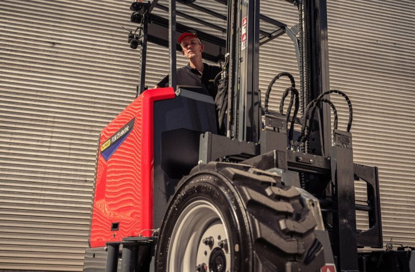 Externally routed hydraulic lines provide a clear view through the mast, while the seating position offers an unrestricted 360° view, including optimal visibility of the vehicle edges.<br>IMAGE SOURCE: PALFINGER AG