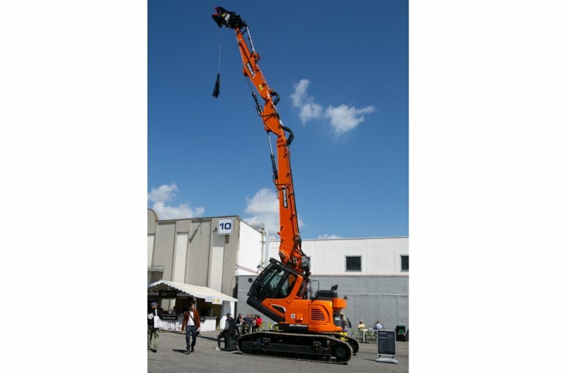 Double milestone at Samoter: Develon launches Series 9 and wins the Innovation Award with E-Stop technology<br>IMAGE SOURCE: Develon