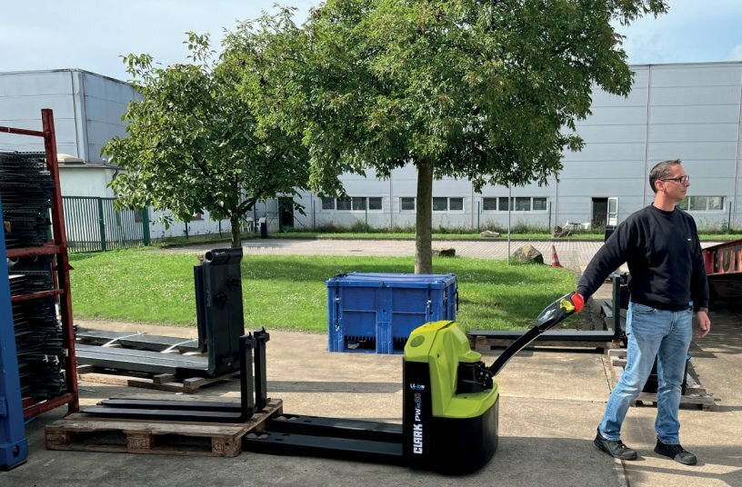 The compact PWio20 has very good manoeuvrability. The turning radius is 1320 mm. Its chassis length measures 470 mm (L2 dimension) with an overall width of 714 mm and a tare weight of 280 kg<br>IMAGE SOURCE: CLARK Europe GmbH