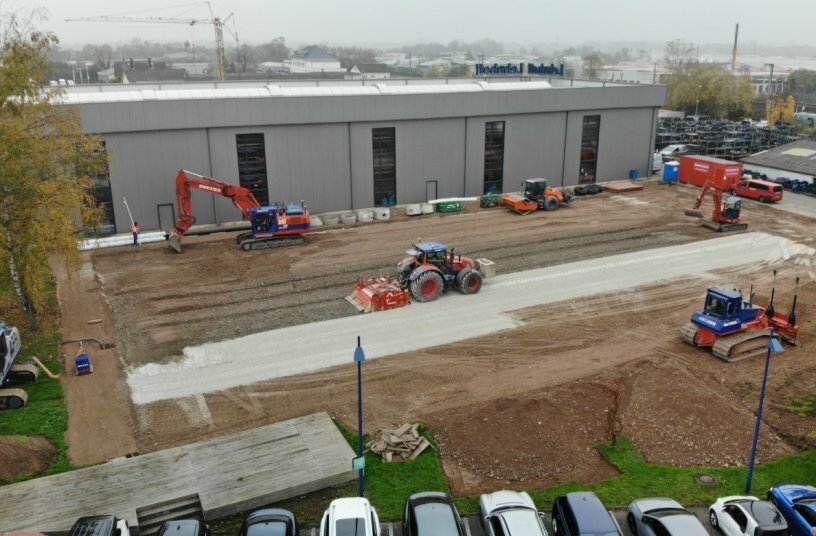 Die spezielle Bodenplatte mit ihren 1.375 m2 Gesamtfläche für die neue Lehnhoff Lager- und Logistikhalle ist für schwere Flurförderfahrzeuge und LKW ausgelegt.<br>BILDQUELLE: Lehnhoff Hartstahl GmbH