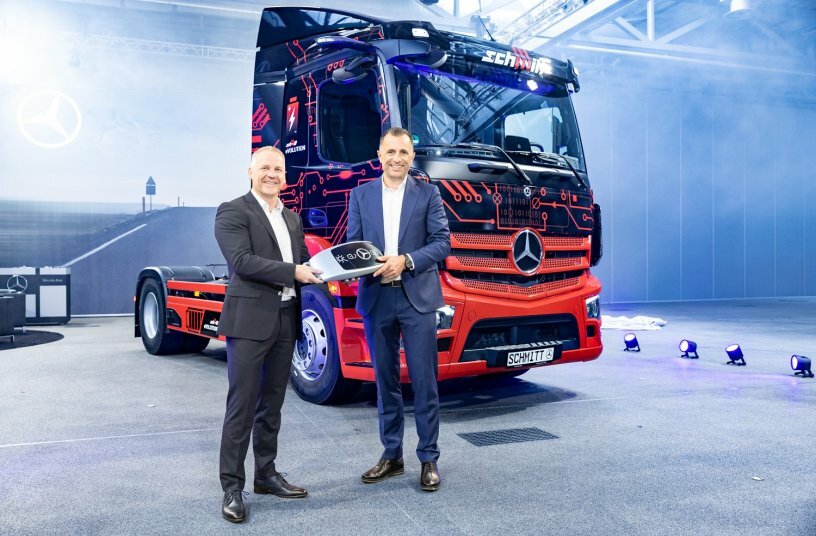 First eActros 300 semitrailer tractor in Germany handed over to Logistik Schmitt, in the picture: v.l.t.r. Ronald Ott, Head of Sales Trucks Mercedes-Benz and FUSO Germany and Rainer Schmitt, Managing Partner of Logistik Schmitt<br>IMAGE SOURCE: morlock-fotografie