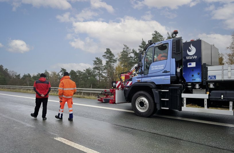 Der WaVe Unimog Prototyp im Testeinsatz auf einem stillgelegten Autobahnabschnitt zwischen Bamberg und Bayreuth<br>BILDQUELLE: Daimler Truck AG