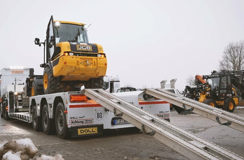 Maximale Effizienz auf minimaler Höhe: Bode Bautechnik setzt auf DOLL Tiefbett<br>BILDQUELLE: DOLL Fahrzeugbau GmbH