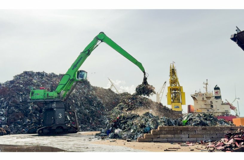 The SENNEBOGEN 875 E has an impressive reach of 29 meters, a handling capacity of up to 850 tons of metal per hour, and low operating costs.<br>IMAGE SOURCE: Sennebogen