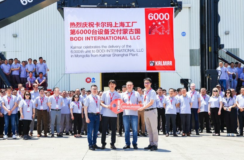 The customers, employees, Kalmar dealers from Greater China and other guests joined a special event to celebrate the achievement<br>IMAGE SOURCE: Kalmar