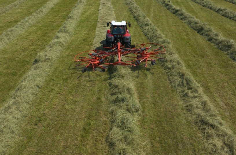 Mounted twin-rotor rake with central delivery GA 7631 P<br>IMAGE SOURCE: KUHN SAS