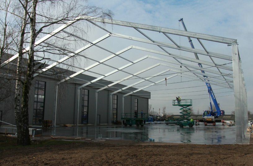 Mit Ausmaßen von 25m Breite und 55m Länge bietet die neue Lehnhoff Lager- und Logistikhalle massig Raum für Schnellwechsler und Anbaugeräte aller Baggerklassen.<br>BILDQUELLE: Lehnhoff Hartstahl GmbH