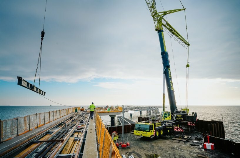 The LTM 1300-6.2 lifts a steel construction element on the nine-metre-wide cofferdam.<br>IMAGE SOURCE: Liebherr-Werk Biberach GmbH