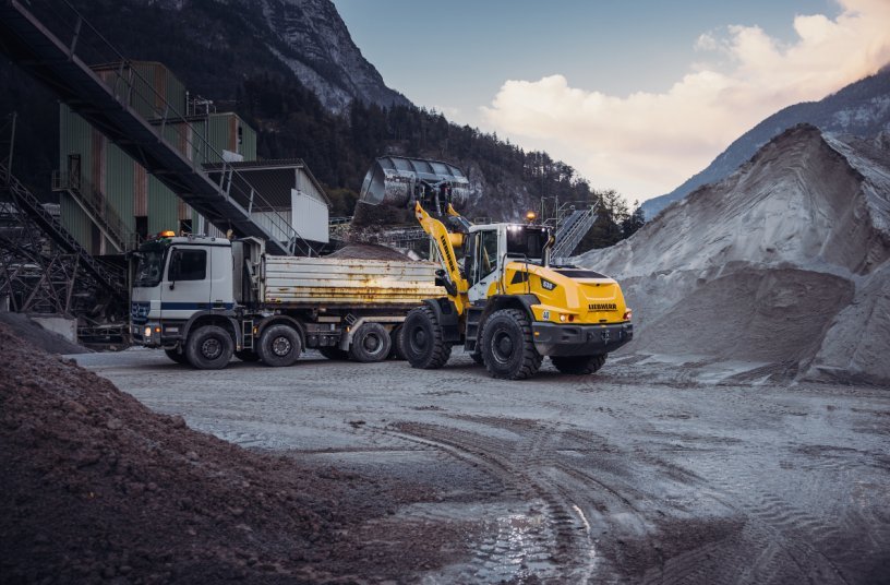 More engine power, higher breakout forces: the new mid-sized Liebherr wheel loaders are robust performers.<br>IMAGE SOURCE: Liebherr-Werk Bischofshofen GmbH