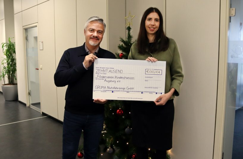 Sophie Gruber überreicht die GRUMA-Spende in Höhe von 10.000 Euro an Fritz Stütz, 1. Vorsitzender des Vereins Kinderchancen Augsburg e.V.<br>BILDQUELLE: Alicia Werner