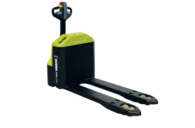 Due to the purely electric lifting and lowering, the operator can move heavy loads ergonomically and efficiently with the PWio20 without much physical effort<br>IMAGE SOURCE: CLARK Europe GmbH