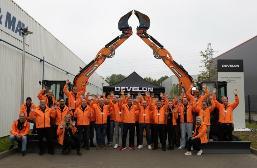 Starkes Team: Die mittlerweile 18 Mitarbeiterinnen und Mitarbeiter sowie acht Servicetechniker begrüßten 300 Interessierte zum Tag der offenen Tür, der erstmals am neuen DEVELON-Standort in Mannheim stattgefunden hat.<br>BILDQUELLE: DEVELON