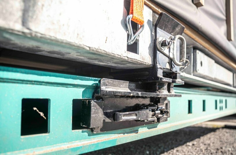 Transportlösung für übergroße Holzmodule: Rikker setzt auf DOLL Tiefbett<br>BILDQUELLE: DOLL Fahrzeugbau GmbH