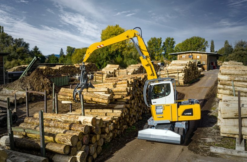 Thanks to its compact design and exceptional manoeuvrability, this specialist machine is ideal for work in sawmills and lumber yards where space is at a premium.<br>IMAGE SOURCE: Liebherr-International Deutschland GmbH