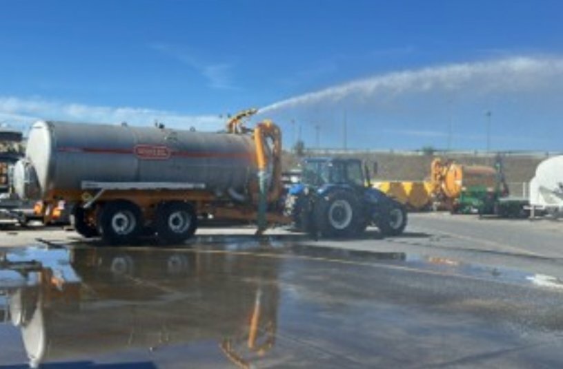 Rigual Towed Water Tank With High-Reach Water Cannon<br>IMAGE SOURCE: ANMOPYC