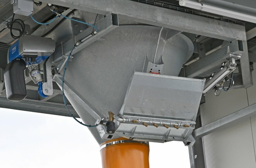 6 water nozzles clean the truck mixer hopper after filling, the driver can start driving immediately and no longer has to climb the ladder platform. The amount of water used is taken into account in the recipe via the control system.<br>IMAGE SOURCE: Liebherr-International Deutschland GmbH