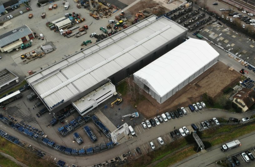 Die fertige Lager- und Logistikhalle am Standort in Baden-Baden erweitert den nutzbaren Raum und schafft neue Möglichkeiten für Lehnhoffs Fertigungs- und Auslieferungsprozess.<br>BILDQUELLE: Lehnhoff Hartstahl GmbH