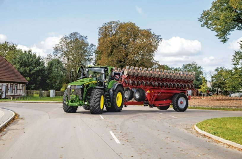 Drei neue Modelle der 8R/8RX Traktoren: John Deere erweitert sein 8R- und 8RX- Traktorenportfolio für die großstrukturierte Landwirtschaft<br>BILDQUELLE: John Deere Walldorf GmbH & Co. KG
