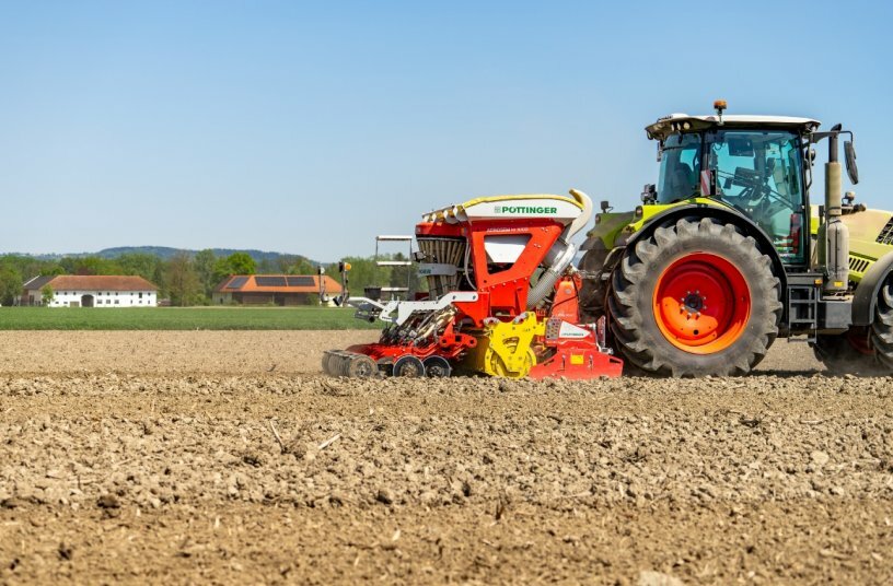 The AEROSEM M sowing soya beans in combination with a LION power harrow<br>IMAGE SOURCE: PÖTTINGER Landtechnik GmbH