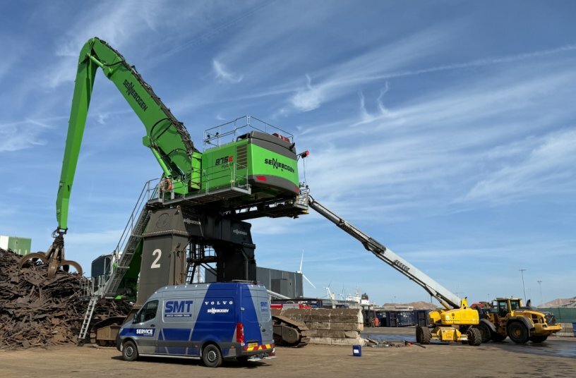 Für maximale Verfügbarkeit – Der SENNEBOGEN Service- und Vertriebspartner SMT Niederlande wartet den SENNEBOGEN 875 E Umschlagbagger.<br>BILDQUELLE: Sennebogen