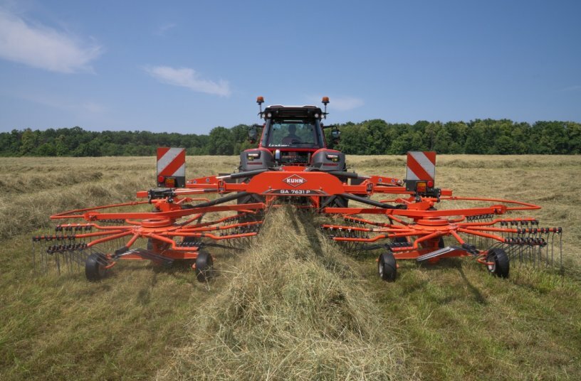 Mounted twin-rotor rake with central delivery GA 7631 P<br>IMAGE SOURCE: KUHN SAS