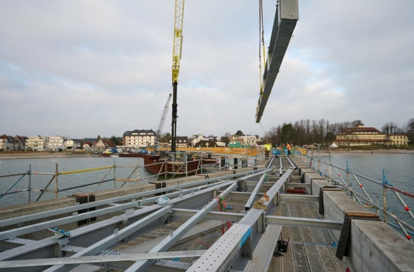 The heaviest loads during this project were steel construction elements weighing four tonnes each.<br>IMAGE SOURCE: Liebherr-Werk Biberach GmbH