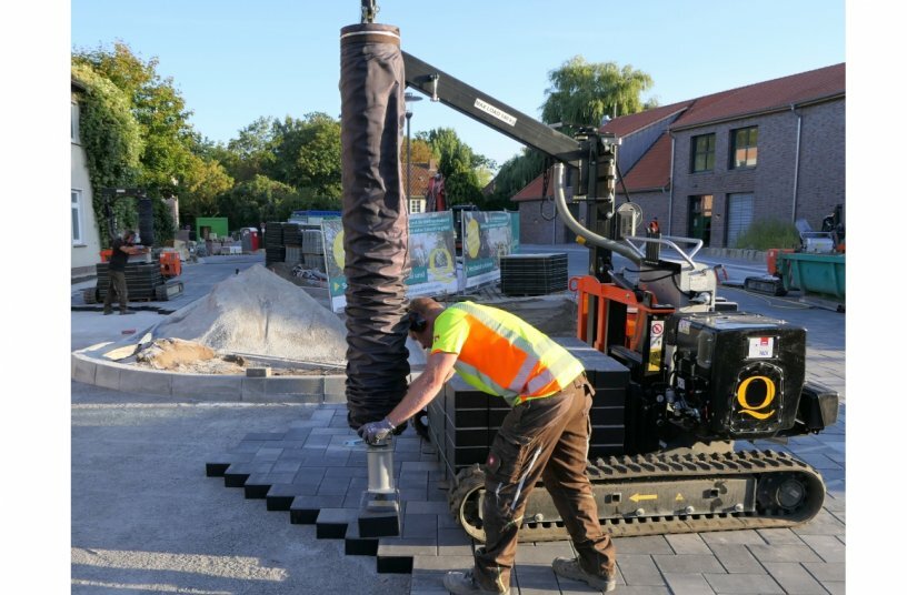 Mit Hilfe des Optimas Vacu-Pallet-Mobils pflastert man schneller und ausdauernder.<br>BILDQUELLE: Optimas GmbH