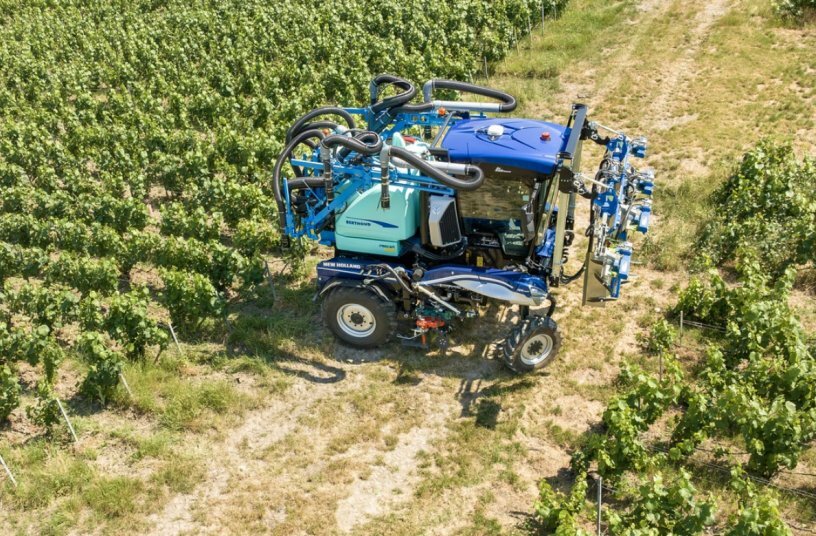 New Holland Straddle Tractor TE6 Range<br>IMAGE SOURCE: New Holland Agriculture