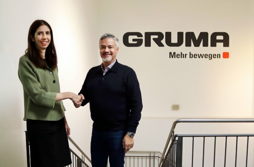 Sophie Gruber überreicht die GRUMA-Spende in Höhe von 10.000 Euro an Fritz Stütz, 1. Vorsitzender des Vereins Kinderchancen Augsburg e.V.<br>BILDQUELLE: Alicia Werner
