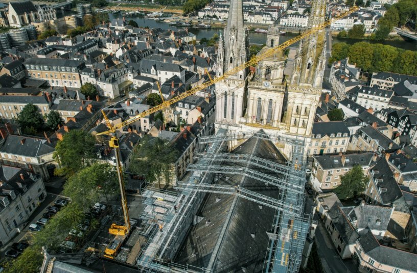 A total of ten elements form the protective screen for the roof of the cathedral.<br>IMAGE SOURCE: Liebherr-Werk Biberach GmbH