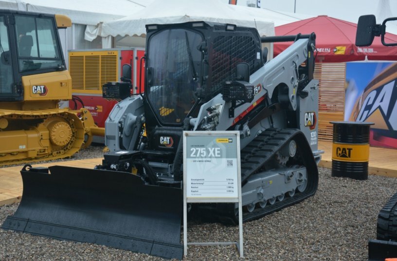 Hingucker: Der Cat Deltalader 275 XE in der grauen Sonderlackierung Centennial Grey anlässlich des hundertjährigen Bestehens von Caterpillar.<br>BILDQUELLE: Zeppelin Baumaschinen GmbH