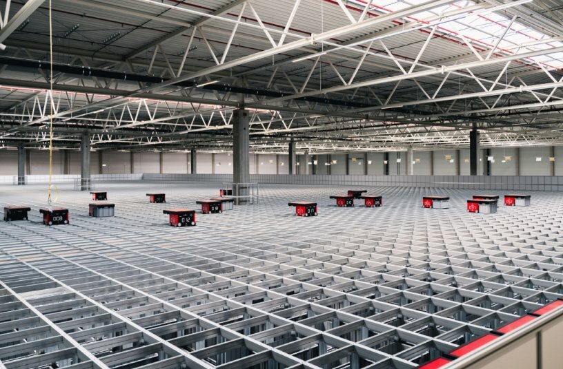 Automated small parts store AutoStore<br>IMAGE SOURCE: Daimler Truck AG