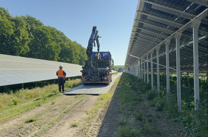 Dank der Aluminium Panels wird der Untergrund nicht nur für schwere Fahrzeuge befahrbar, sondern auch geschont. Diese verhindern eine Bodenverdichtung. <br>BILDQUELLE: Vp GmbH - TPA Mobile Straßen