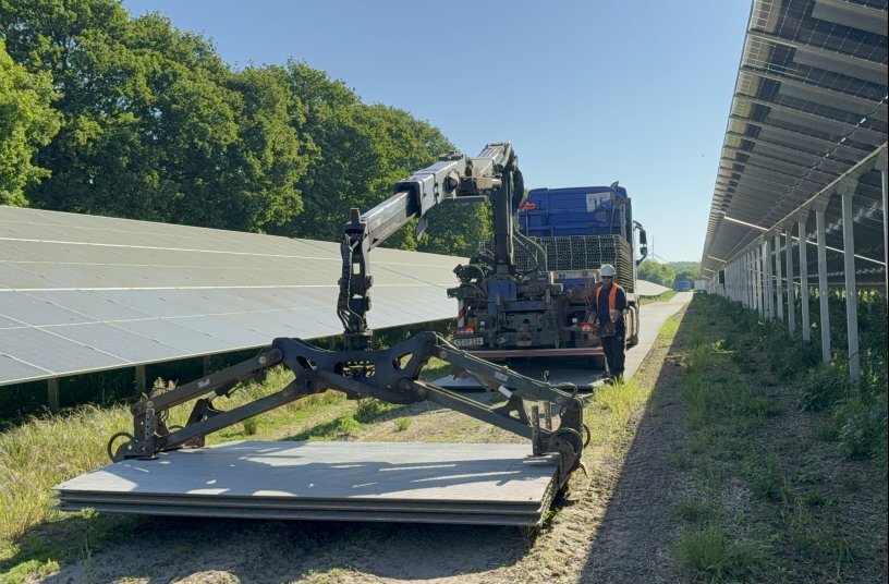 Das Verlegen und Umverlegen erfolgt dank moderner Fahrzeuge per Fernsteuerung und schafft so zusätzlich Sicherheit für die Mitarbeitenden. <br>BILDQUELLE: Vp GmbH - TPA Mobile Straßen