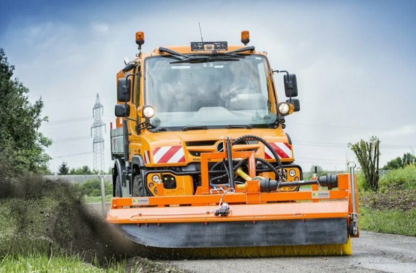 Unimog in municipal application<br>IMAGE SOURCE: © Daimler Truck AG