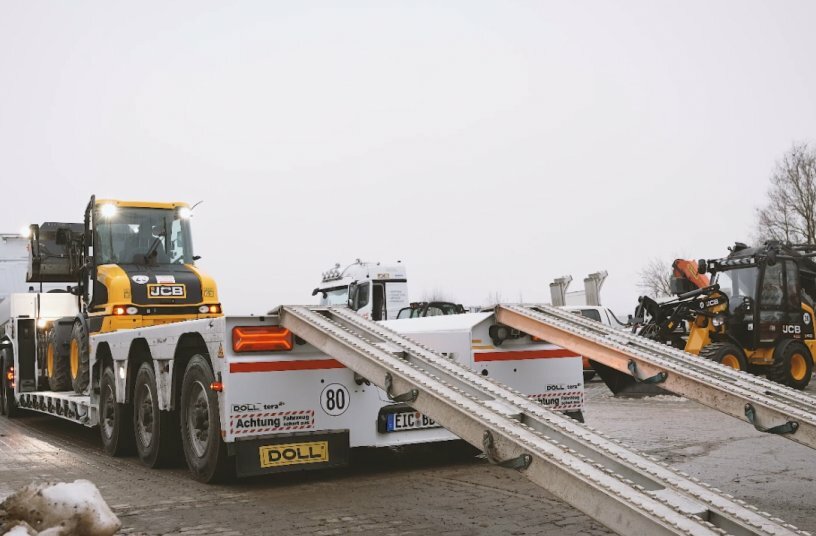 Maximale Effizienz auf minimaler Höhe: Bode Bautechnik setzt auf DOLL Tiefbett<br>BILDQUELLE: DOLL Fahrzeugbau GmbH