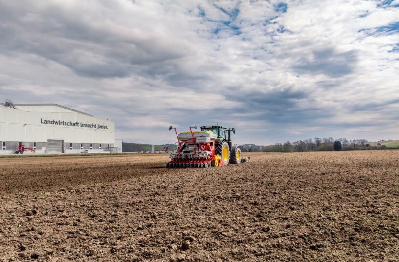 Deposit up to three components at the same time with a two-partition seed hopper and the optional TEGOSEM seed spreader<br>IMAGE SOURCE: PÖTTINGER Landtechnik GmbH