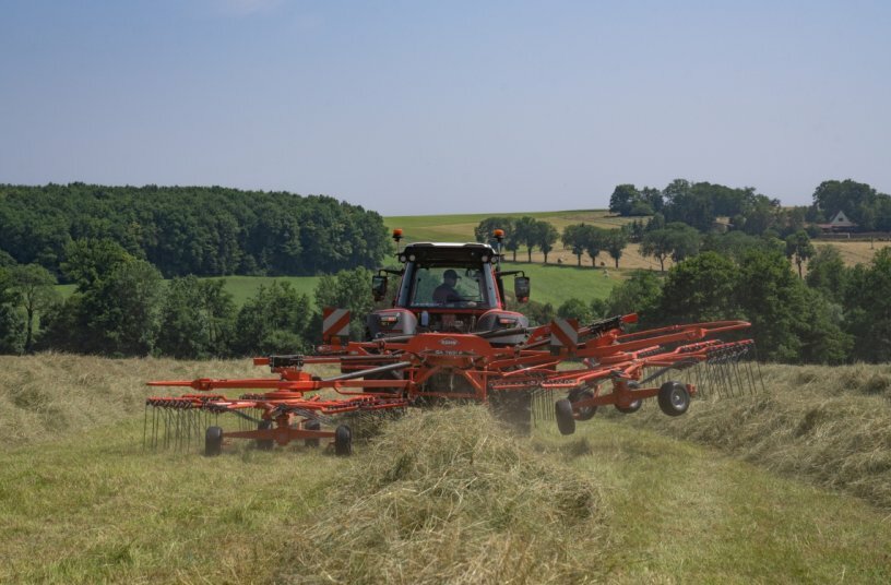 Mounted twin-rotor rake with central delivery GA 7631 P<br>IMAGE SOURCE: KUHN SAS