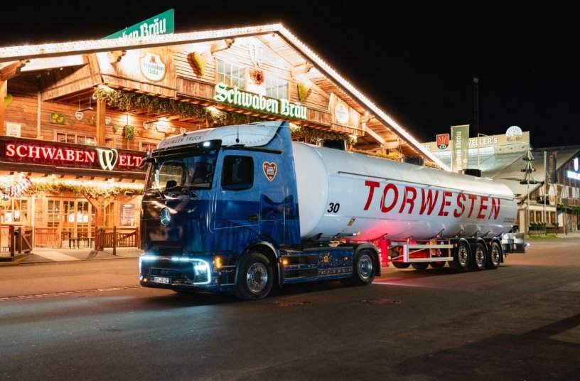 The Mercedes-Benz eActros 600, adorned in a distinctive dirndl and lederhosen-themed wrap, delivers supplies to the Schwabenbräu festival tent at the Cannstatter Volksfest.<br>IMAGE SOURCE: Daimler Truck AG