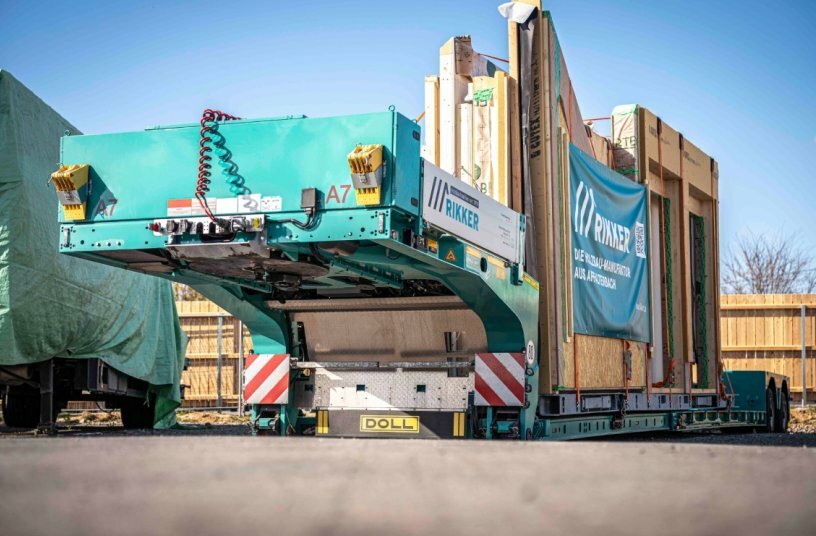 Transportlösung für übergroße Holzmodule: Rikker setzt auf DOLL Tiefbett<br>BILDQUELLE: DOLL Fahrzeugbau GmbH