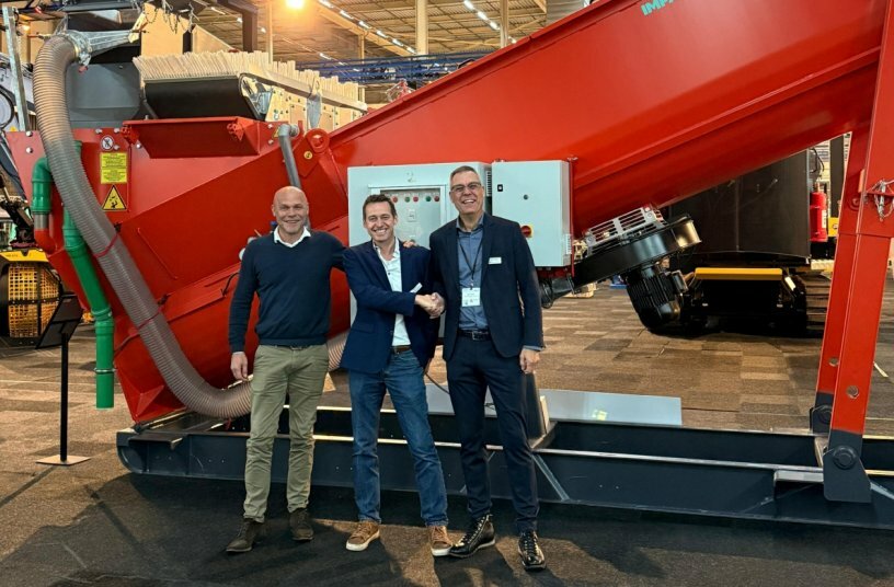 Zufriedene Partner im neuen Händlernetzwerk: Dirk van Lith (links), Pieter Dassen (rechts) ( beide Impakt Recycling Solutions by), Sven Brookshaw (mitte)<br>BILDQUELLE: Moerschen Mobile Aufbereitung GmbH