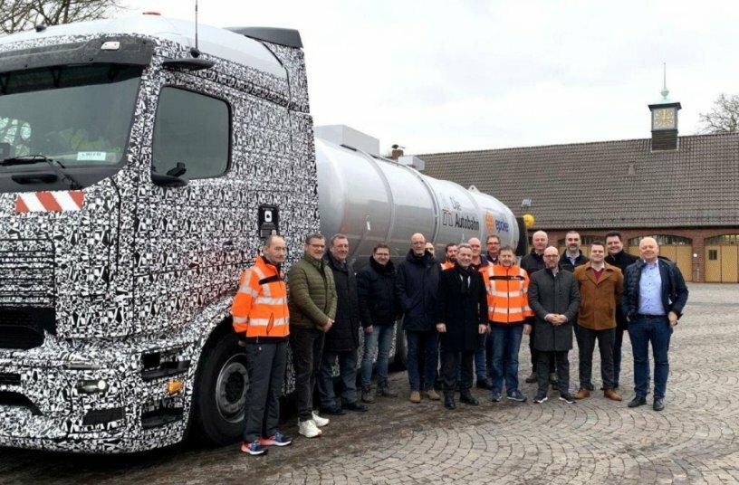 Employees of Autobahn GmbH and Mercedes-Benz Trucks in front of the eActros 600 in the courtyard of the Oelde motorway maintenance depot. Among those present from Autobahn GmbH were Bernd Höhne (head of operations and traffic at the Westphalia branch), Reinhard Knubel (head of the Oelde highway maintenance department) and Prof. Gerd Riegelhuth, Dr. Andy Apfelstädt and Siegfried Beck from the traffic management, operations and traffic division. Mercedes-Benz Trucks was represented by teams from sales and customer testing.<br>IMAGE SOURCE: Daimler Truck AG