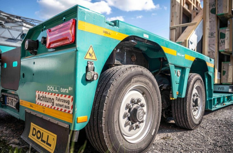 Transportlösung für übergroße Holzmodule: Rikker setzt auf DOLL Tiefbett<br>BILDQUELLE: DOLL Fahrzeugbau GmbH