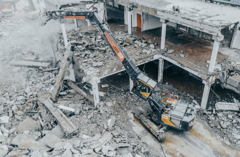Bagger mit Abbruchausrüstung, ausgefahrenem Teleskopfahrwerk und hochgefahrener und gekippter Kabine<br>BILDQUELLE: KP FOTO; Philipp Kostecki