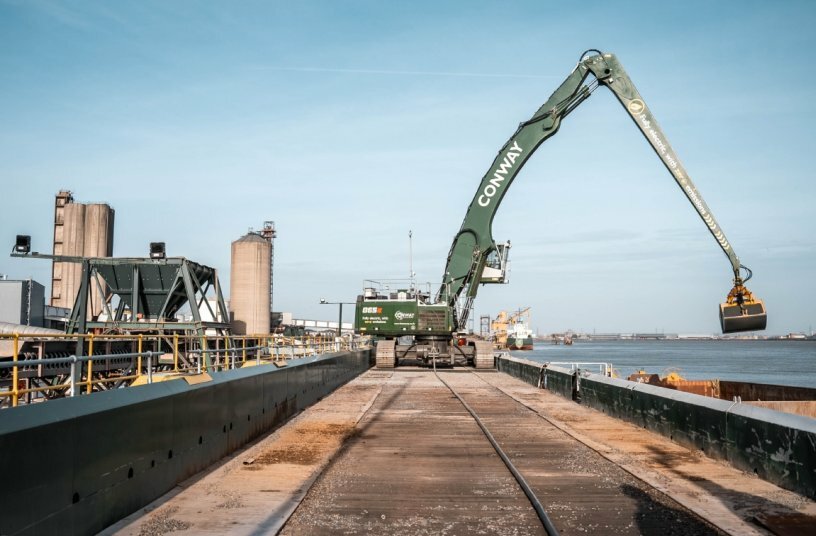 Der SENNEBOGEN 865 E begegnet den Herausforderungen in Erith mit einer Reichweite von 25 Metern, einem Raupenportal mit großflächiger Gewichtsverteilung, einem leistungsstarken und nahezu geräuschlosen Elektromotor, der mit dem Green Hybrid Rekuperationssystem bis zu 30 % der Betriebskosten einspart.<br>BILDQUELLE: Sennebogen