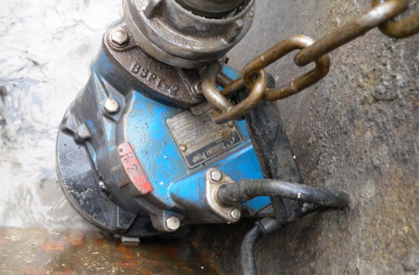 Mit dem Slogan Stronger for longer unterstreicht Tsurumi den Anspruch langer Standzeiten. Hier eine robuste KTV2-22 bei der Arbeit und ein Blick auf den Ölverteiler im Inneren einer Tsurumi-Pumpe.<br>BILDQUELLE: Tsurumi