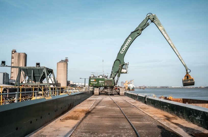 The SENNEBOGEN 865 E meets the challenges in Erith with a reach of 25 meters, a crawler portal with large-area weight distribution, and a powerful and silent electric motor that saves up to 30% in operating costs with the Green Hybrid recuperation system.<br>IMAGE SOURCE: Sennebogen