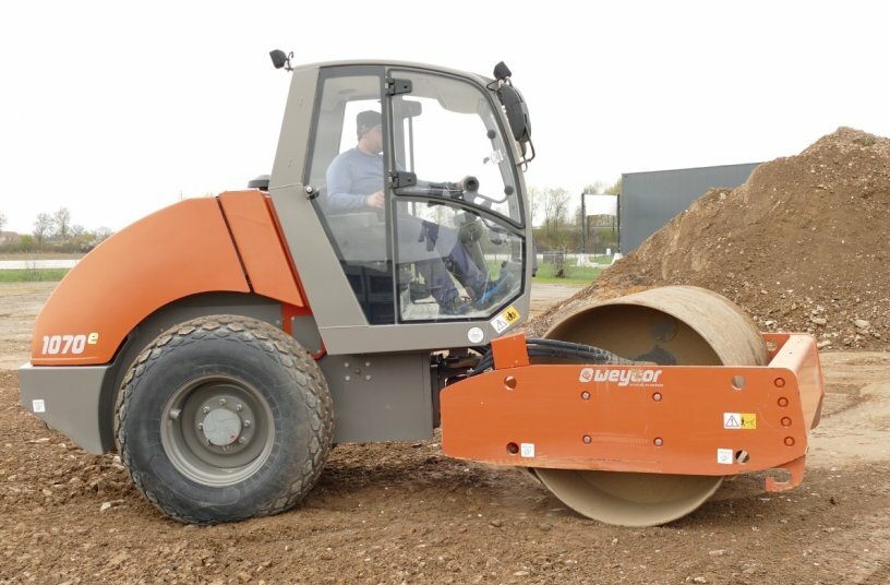 Der 7,1 Tonnen schwere Walzenzug AW 1070 von Weycor ist eine kraftvolle und robuste Maschine. Er liefert für jeden Untergrund exzellente Verdichtungsergebnisse.<br>BILDQUELLE: Teubert Kommunikation; Atlas Weyhausen GmbH